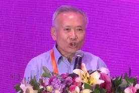 黄淑和同志与朱镕基总理一起搞改革开放，做了22年部长