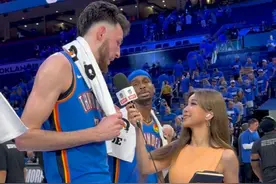 雷霆再胜森林狼 切特买一送四，接受我的采访 Big Seven！7号球衣的切特，今年季后赛26次封盖。在本赛季季后赛中，已经干扰对手了135次投篮，让对手命中率低于41%。 他谦虚的说，是全队防守的功劳，兄弟们彼此部落，团结整体。亚历山大，维金斯等都围在身边接受群访。  采访结束，超级Nice的切特，买一送五拉住卡鲁索、哈腾等队友，让每一个人都跟中国球迷打招呼😄耶~！！ #nba季后赛 #森林狼vs雷霆 #亚历山大MVP #霍姆格伦视频封面