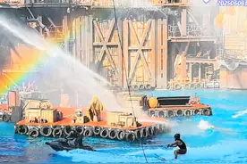 北京环球影城，“未来水世界”，抢夺陆地精彩表演。