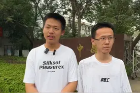 6月25日，德州一中2025届27班学生褚冠辰和仲浩宇分别考出695分和686分的高分，两人目标均是清华或北大。#高考成绩 #学霸视频封面