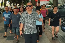 在海南 让你们看看我#光头文 的办事效率！#意想不到的结局 #看完不笑算我输 #海南莽夫视频封面