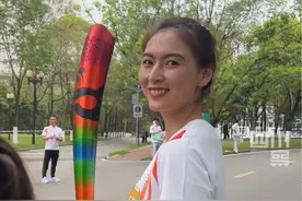 7月26日成都，中国女排队员、首位登陆欧洲排球联赛的川籍运动员 #缪伊雯生日当天担任大运会火炬手，真是最好的生日礼物啊！#青春主场我在场视频封面