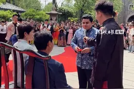 西班牙小伙迎娶三门峡姑娘，外国亲友团70余人万里迎亲。（全媒体记者 梁如意）#新婚现场 #异国恋 #西班牙人 #中式婚礼 #外国老公和中国媳妇