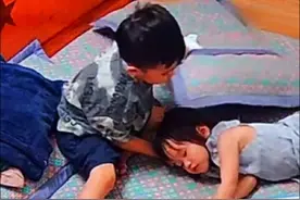 单亲妈妈上夜班，三岁哥哥在家独自照顾一岁妹妹，自己抱着妈妈衣服睡觉一幕太心酸了，他才三岁啊，懂事的孩子让人心疼！#看哭了 #心酸 #感动 #感人一幕 #懂事的孩子视频封面