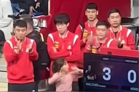 原来莎莎澳门夺冠夜，邱指导跟师母在现场都在默默付出，连女儿小豌豆包包上都是莎莎#孙颖莎#邱贻可#澳门世界杯视频封面