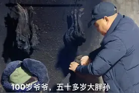 100岁爷爷的腊猪脚说要留着过年吃，五十来岁大胖孙子一说要吃，马上改口，你想吃哪个拿哪个😂，都胖成这样了还宠#爷爷 #来自100岁爷爷的爱 #农村 #农村生活 #100个真实农村故事视频封面