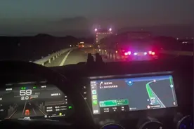 坦克300果然是油老虎，油表见底跑盘山公路。#在路上 #吐鲁番