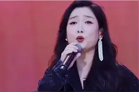 原本以为玲花有点胖，直到演唱会看她露出了腿，才发现她一点儿不胖。只是长了一张国泰民安的脸！#音乐现场 #人美歌甜 #玲花视频封面