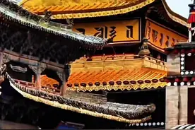 塔尔寺 先有塔 后有寺，故名塔尔寺，先看到的八座白塔是纪念释迦牟尼的八大功德而建，还有一座大金瓦殿，用了价值860多公斤纯黄金打造，价值4忆人民币，还有无数奇珍异宝，还有母子连心菩提树是用四百年的文物保护起来了，所以一般人拣不到一片树叶，里面看点很多，但是里面都不让拍照，管理很严格，这是去青海值得打卡的一处景点儿#旅行推荐官#塔尔寺酥油花 #古建筑之美 #佛教圣地