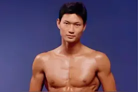 周比利，1958年出生于加拿大，世界拳王、搏击手、功夫演员，周比利11岁开始学习功夫，1982获得加拿大自由搏击轻量级冠军，1985年获得世界轻中量级自由搏击冠军，因而获得世界级拳王的称号，周比利从1985年开始，参演多部功夫影片及参与武术指导，代表作有《鼠胆龙威》、《冒险王》、《精武英雄》、《东方秃鹰》、《飞龙猛将》等，2002年以后又先后击败伊朗和泰国拳王，2008年周比利淡出荧幕，定居加拿大。感情方面，同妻子结婚多年，没有生育子女，有一个干儿子#老照片 #一代人的回忆 #人物故事 #周比利视频封面