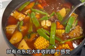 铁锅炖排骨，加玉米豆角南瓜就是大丰收，顺便还能焖个面条！