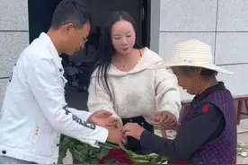 养母住的房子被雨水冲垮，遇到困难来实在没办法来找我，可老公这是什么意思……#养母  #正能量 #百善孝为先