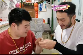超子“干爹”一周岁🎂 大哥直接安排三金，金锁，金碗筷，金元宝！赶上娶媳妇了都😭 话说奥子想独吞@小艾《吃饭号》  #蒋一帆 #小奥奥 #张智超 #孟屯大事