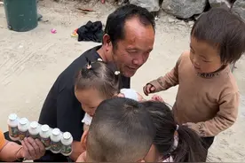 科目三还有5天左右才可以预约，有这个空间就可以回家休息几天再回来，在这里买过芒果很好吃就买了一些回去给家人一起尝尝，到街上大哥和二哥开货车来接我们，因为快到家的位置有段路在修比较烂，把重的货物放到货车上小车就方便通过了视频封面