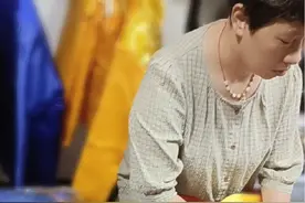 寿衣在家不吉利”传言可信吗? 我们常常会听到有人问:“寿衣能放在家里吗?放家里是不是不好?” 其实，寿衣本身只是一套衣服，作为物质本身并没有任何忌讳或不好的寓意。因此提前将寿衣买回来其实并没有晦气一说，更何况在早年间，很多老人会自己早早将寿衣准备好。现在说寿衣晦气、寓意不好都是人为附加罢了，因为它是寿衣所以会不好，其实大可不必。