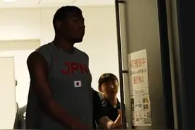 八村垒三年来第一次加入日本国家队，全场球迷为其欢呼！#八村垒 #日本男篮视频封面