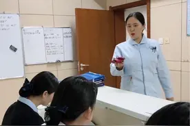 到底是谁偷吃了护士长的火龙果？#护士懂护士 #搞笑视频封面