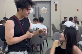 1米78大长腿美女说唱好了给我奖励个帅哥？？？给我吓的？😱 @小鱼 #菜公子 #菜公子街头艺人 #忘了你忘了我