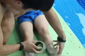 男孩游泳不会勾脚被教练缠胶带 #学游泳 #游泳技巧视频封面