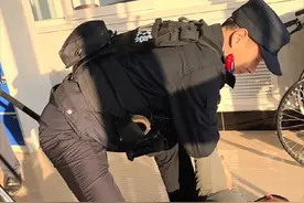 冲撞安检岗位，拿刀威胁安检法警，如何利用最小作战单元将其制服？没有日复一日的训练巩固，就没有危险来临时的临危不惧#政媒原创作者联盟 #司法警察#司法警察实战化训练 #假面骑士 @抖音短视频视频封面