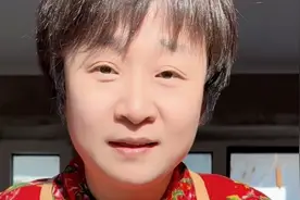 凉拌笔管鱼 笔管鱼一焯水，放上材料，泼上油.一拌，那小鲜味噌噌的，谁吃谁知道.点个小心心收藏啦，跟着红姐的办法做起来.#比管#胶南红姐 #海鲜原产地 #农村美食