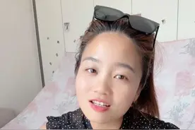 四个孩子是我奋斗的动力、我不会抱怨，不会埋冤，因为我是幸福的，至少每一声“妈妈”喊的心里欢喜且开心，我真的不在乎是不是亲生、因为都是我的孩子们，良言一句三冬暖，恶语伤人六月寒、我觉得做人还是善良好、因为我相信好人总会有好报，你们说呢？#真实的样子 #做一个简单快乐的人 #当妈妈不容易视频封面