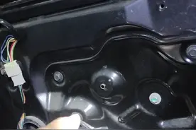 自己动手一分不花解决玻璃升降开关问题 #车窗升降失灵的处理方法 #办法总比困难多 #汽车知识分享 #信宜修车