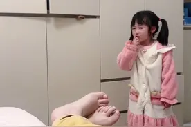 偷挠妈妈脚心，结果被妈妈挠胳肢窝#亲子互动 #萌娃#看一遍笑一遍 #挠痒痒