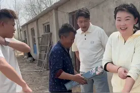 堂弟要和相亲对象订婚了，拉着媒人一起商量细节，看着堂弟和妞妞马上要订婚了，真心替他们高兴，出去几天，感觉家里变化也好大，家里的油菜花也开了，房子马上也要动工了，特别的期待房子以后的模样……#记录我的农村生活#记录生活#正能量视频封面