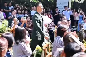 弟弟悄悄休假参加姐姐婚礼，姐姐哭成泪人，弟弟暖心提醒姐夫“守护好她！”#军人婚礼 #姐姐结婚 #视频封面