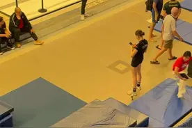 2025跳水世界杯 加拿大站 4月14日 全红婵为了给陈若琳教练拿水杯给她，跑了起来，太可爱了，最好的师徒#全红婵 #陈若琳 #师徒 #场面壮观 #跳水比赛视频封面