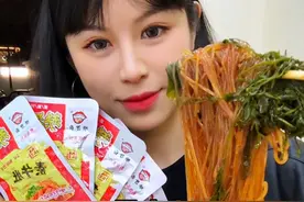 探店曹氏鸭脖之变态辣加辣～ 还偷摸加了点缺牙齿和海南黄灯笼椒，另外老板还给我加了几勺辣油还是不够辣哈哈哈，大家全程都请勿模仿哦！#美食趣胃计划 #曹氏鸭脖 #缺牙齿视频封面