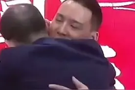 仪式感太细节！3月16日，#谢爸团圆宴上送儿子飞机模型 谢浩男接过手已潸然泪下……当年被拐时父子因玩具飞机起争执，如今它见证着团圆。视频封面