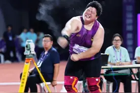 巩立姣 中国田径功勋人物，中国奥运田赛首金获得者，奥运会、世锦赛、全运会大满贯获得者，在昨天进行的2025衢州全国田径锦标赛铅球项目中，36岁的巩立姣以19米79继续捍卫自己在这个项目上长达20年的统治地位……致敬🫡娇姐！！！ #英雄永不落幕 #中国田径 #奥运金牌 #巩立姣 #全国田径锦标赛视频封面