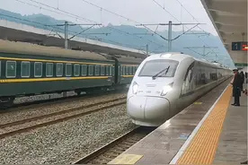 绿皮跨站也疯狂，D638/D635次动车从成都东站到上海虹桥站总共有27站，07:10发车，22:15到达，全程耗时约15小时05分钟。 途经站点有成都东站、遂宁站、合川站、重庆北站、长寿北站、涪陵北站、丰都站、恩施站、高坪站、宜昌东站、荆州站、潜江站、仙桃西站、汉川站、汉口站、红安西站、金寨站、六安站、合肥南站、南京南站、镇江站、丹阳站、常州站、无锡站、苏州站、昆山南站、终到上海虹桥站。#铁道线上的中国 #绿皮火车 #高铁 #内容启发搜索 #头条双星激励计划