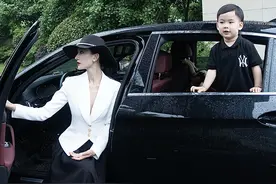 当00年宝妈扮优雅女人 接孩子放学… #车星计划 #优雅女人 #接孩子放学现场 #当秀场变成日常视频封面