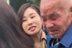 叔叔今年71岁，见到我的那一刻他哭的像个孩子。1993年他的两个儿子被人贩子余华英拐走，小的带走了大的丢在了火车上，一年后大的被解救回来没多久去世了。就这样叔叔丢了一个儿子走了一个。 村里的人都说是叔叔把孩子卖了，他五年找了九个省，他说他一辈子没抬起来头直到2022年他小儿子被找到。他能不恨吗？#天下无拐 #真实事件视频封面