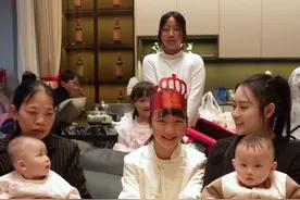 今天大宝生日了！祝大宝生日快乐！开开心心！快快乐乐！健健康康！平平安安！难得有时间给孩子们做顿饭吃！其实我好久好久没有陪两个孩子逛街买衣服了！哎！真的很无奈陪不了孩子他们！没有办法！我如果不去努力！孩子们的日子会越来越难！我只有不断努力往上爬！我多努力一点以后孩子们就少吃一点苦！生活总是很累但是我也不会放弃！感谢叔叔阿姨哥哥姐姐们一直陪着我！，我会努力！不让你们失望！4月6号中午12.30换季专场直播我会在直播间等你们！同时我也会在我的直播间回应最近发生的一些事情！视频封面