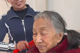 贝丫头订婚了，我们陪着她，长大了，再看她做新娘……也陪着我的老母亲，变老了，再看她满头白发……惟愿时光清浅，将她们温柔以待！#奶奶带大的孩子 #记录生活 #家的幸福#孝敬老人 #一切都是为了生活为了未来视频封面