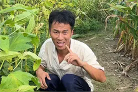 小黑孩真好看，一个村的人都羡慕俺。#看一遍笑一遍 #视频纯属娱乐请勿模仿 #不小心拿下了秋冬大刊封面 #视频封面