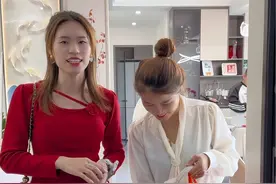 今天约上大嫂一起去做头发去，姐妹们你们觉得这次的发色怎么样，还行不！#记录真实生活视频封面