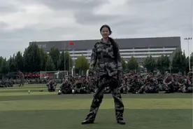 军训突然被拉出来跳舞 #军训 #blackpaink视频封面