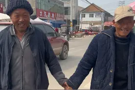 四河和铁棍真是形影不离，铁棍说发工资了请我们吃顿，四河说他不能白吃，用他的锅和柴火，俩人也是把日子过起来了。#农村生活 #社会百态 #热点  #四河大爷视频封面