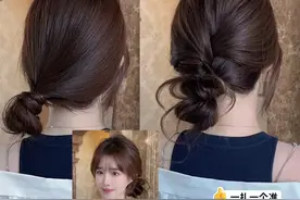 网上超🔥的侧扎低丸子头👏1根皮筋教程来了姐妹们✅丸子饱满又好看😘一扎一个准！不考研运气👏#侧扎低丸子  #超适合出去玩拍照的发型 #简单好看的编发教程 #低丸子头的简单扎法 #假期出游发型