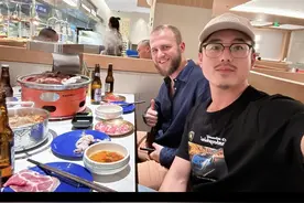 上个航次晃到有点脚软了 🥹，到了上海补充下能量 🥩，就不知道同事敢不敢吃#远哥在船上 #国际海员 #火锅烤肉 #美食 @蓓蓓～大船妈妈 @大船儿