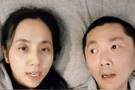 到底怎样活才是正确的活法？ 无病无灾是福气，有病有灾也不是罪。我们不努力，彭亚楼不想活，又怎会有七年的奇迹？彭亚楼的表情难道不是在脑子听内容？从量变到质变是时间的积累，慢是慢了点，难是难了点，但也一直在向好发展。 我“自愿”为彭亚楼而努力，也并不代表我没有自己的焦虑，自己的情绪。特别特别感谢很多很多关爱彭亚楼，理解我的陌生人，更多人是心疼我，只是说话尖锐了一点，也就是：忠言逆耳利于行。可是，真的没人喜欢“忠言逆耳”的言辞呀。一些人强调“自愿的，就没什么好说的！”“自己自愿的，怪谁！”，你们可以选择不关心我和彭亚楼，也可以选择拉黑我的抖音号，都是俗人，都没那么“雅”。反正，我是非常非常俗的普通人，对错之间，我更在意自己感受，感受活着的感觉。 #彭亚楼煤气中毒康复日记 #七松家日记 #每日小记