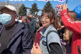 哈尔滨开江节太太太热闹了！ 感觉有10亿人在中央大街，哈哈哈哈 #哈尔滨亚冬会  #哈尔滨亚冬会 #哈尔滨开江节 #哈尔滨开江民俗文化周  #哈尔滨吃喝玩乐攻略视频封面