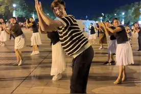 简单欢快跳起来，祝福祖国 #国庆 #藏族生日歌 #韦福强 #广场舞dou起来 #翻跳 @DOU+上热门 高兴的忘动作