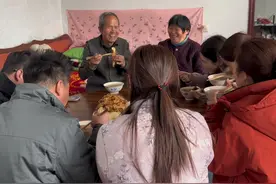 外孙女要回北京，姥姥姥爷精心准备了一桌可口饭菜视频封面