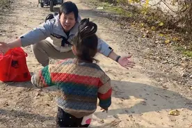 离开爸爸一个多月 再次见到爸爸没想到她竟是这样的反应 ～ #骗你生女儿 #又是被女儿治愈的一天 #无忧无虑的年纪视频封面